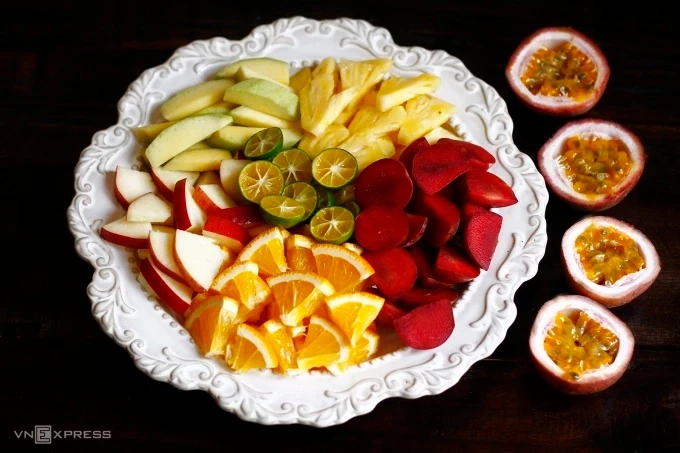 Ăn trái cây giúp bổ sung nước cho cơ thể sau khi uống rượu, bia. Ảnh: Bùi Thủy