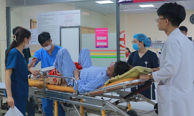 Một ca cấp cứu tại Bệnh viện E đêm giao thừa. Ảnh: Thanh Xuân