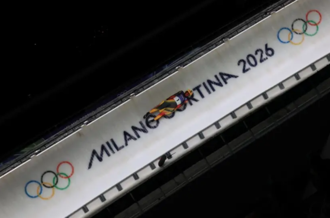 Một VĐV trong phần thi xe trượt băng tốc độ ở Olympic mùa Đông 2026.