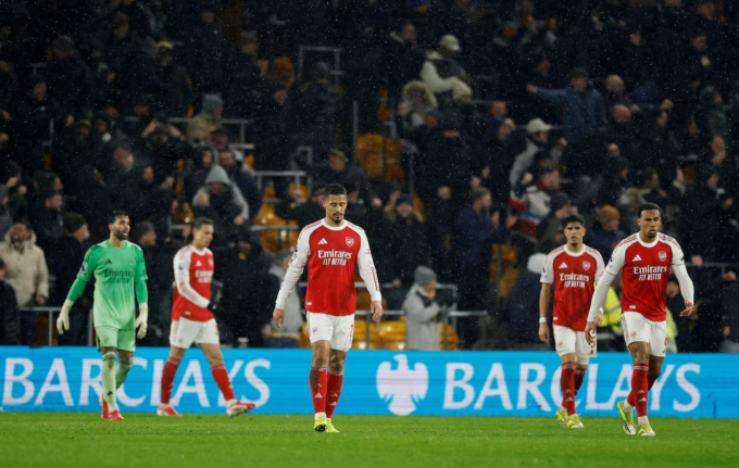 Các cầu thủ Arsenal thất vọng sau khi Wolves gỡ hòa 2-2 ở vòng 31 Ngoại hạng Anh trên sân Molineux, Wolverhampton, Anh ngày 18/2/2026. Ảnh: Reuters