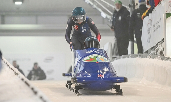 Nelson đẩy xe trượt lòng máng lúc xuất phát cùng Nicoll. Ảnh: Daily Mail