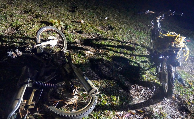 Hai chiếc xe máy cà tàng trơ khung được phát hiện. Ảnh: Công an cung cấp