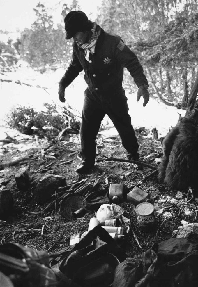 Cảnh sát điều tra những vật dụng còn sót lại ở nơi cắm trại của Don và Dan Nichols. Ảnh: Bozeman Chronicle