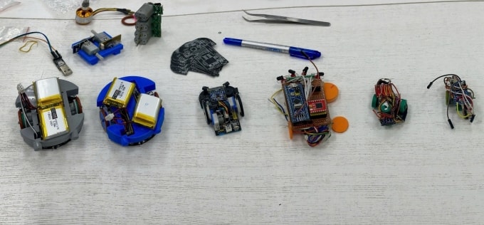 Những phiên bản robot tự hành trong quá trình nghiên cứu tối ưu kích thước từ to đến nhỏ. Sản phẩm thứ 6 (ngoài cùng bên phải) là phiên bản được đăng ký cấp bằng sáng chế. Ảnh: Nhân vật cung cấp