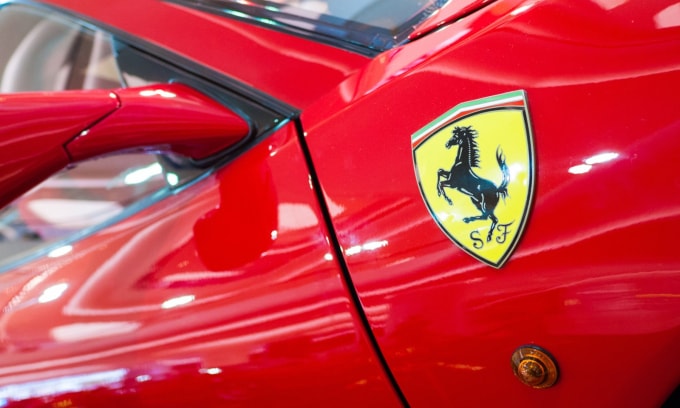 Logo ngựa tung vó trên siêu xe Ferrari. Ảnh: Shutterstock