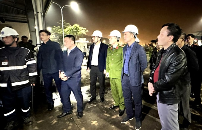 Thiếu tướng Tô Anh Dũng, Giám đốc Công an tỉnh Thanh Hóa (thứ hai từ phải qua) trực tiếp chỉ đạo điều tra vụ án tại hiện trường. Ảnh: Lam Sơn