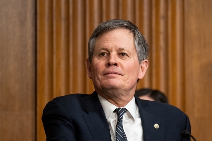 Thượng nghị sĩ Steve Daines tại một buổi điều trần của Ủy ban Tài chính Thượng viện hồi tháng 3/2023. Ảnh: AP