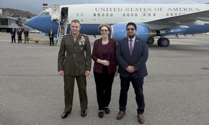 Từ trái qua, lãnh đạo SOUTHCOM Francis Donovan, tân đặc phái viên Mỹ tại Venezuela Laura Dogu và quyền trợ lý Bộ trưởng Quốc phòng Mỹ phụ trách Phòng thủ Nội địa và châu Mỹ Joseph Humire tại Caracas, Venezuela, ngày 18/2. Ảnh: SOUTHCOM