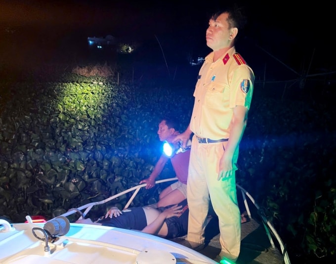 Lực lượng chức năng và người dân tìm kiếm, kịp thời đưa nạn nhân vào bờ. Ảnh: Công an cung cấp