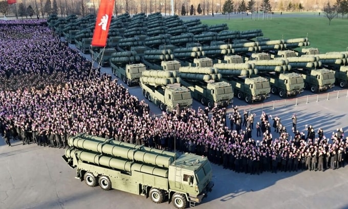 Xe bệ phóng tự hành (TEL) của hệ thống pháo phản lực phóng loạt 600 mm xếp hàng trước Nhà Văn hóa 25/4 ở Bình Nhưỡng. Ảnh: Rodong Sinmun