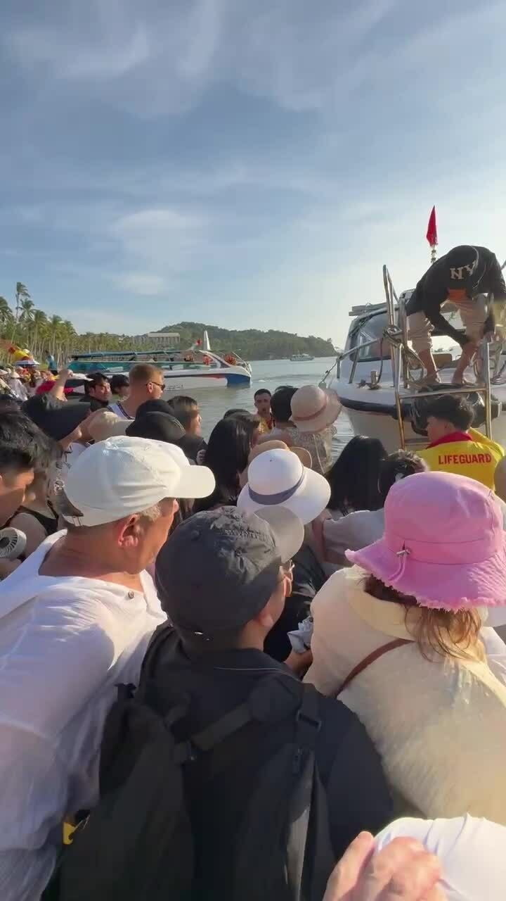 Du khách lên cano rời đảo Hòn Thơm