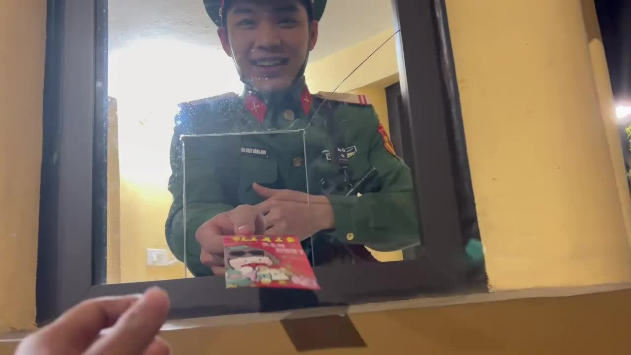 Khách Trung Quốc xúc động vì được quân nhân Việt Nam lì xì đầu năm
