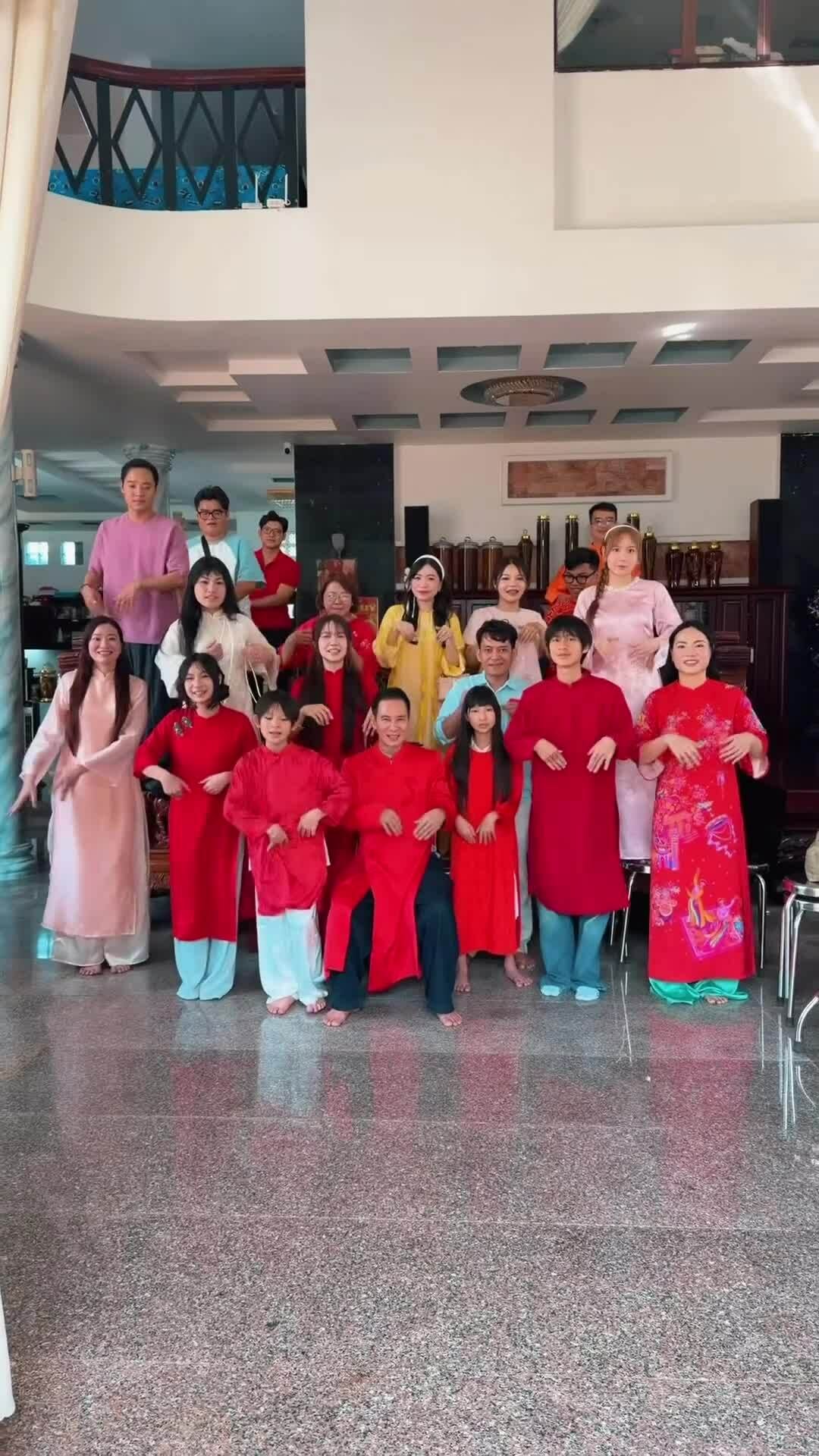 Gia đình Lý Hải nhảy vũ điệu gây sốt trong ngày Tết