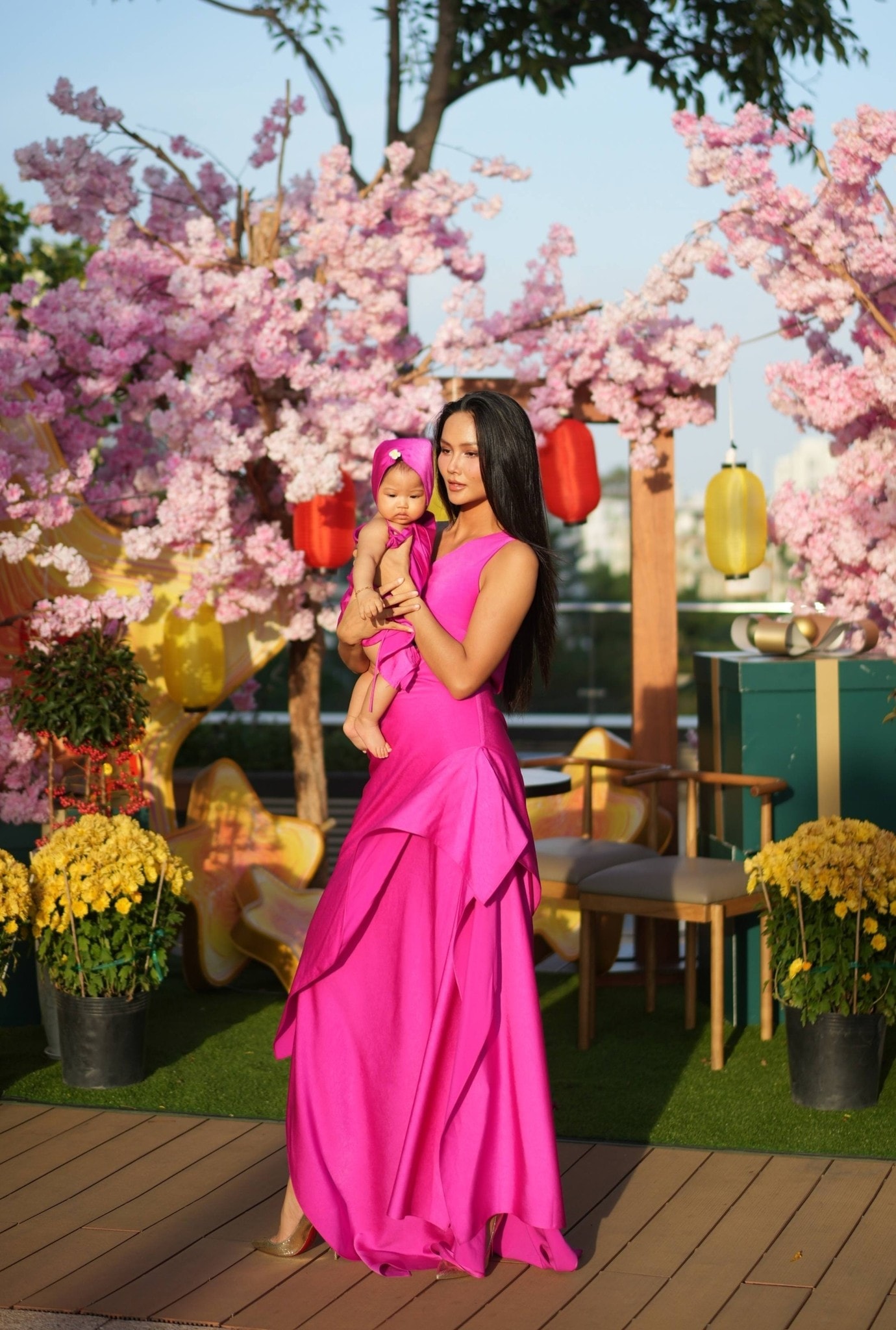 H'Hen Niê và con gái du xuân ngày mùng 2 Tết Bính Ngọ