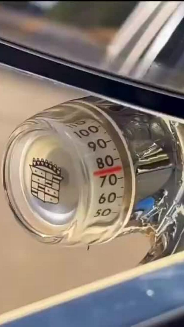 Đồng hồ nhiệt độ núm xoay trên xế cổ Mỹ