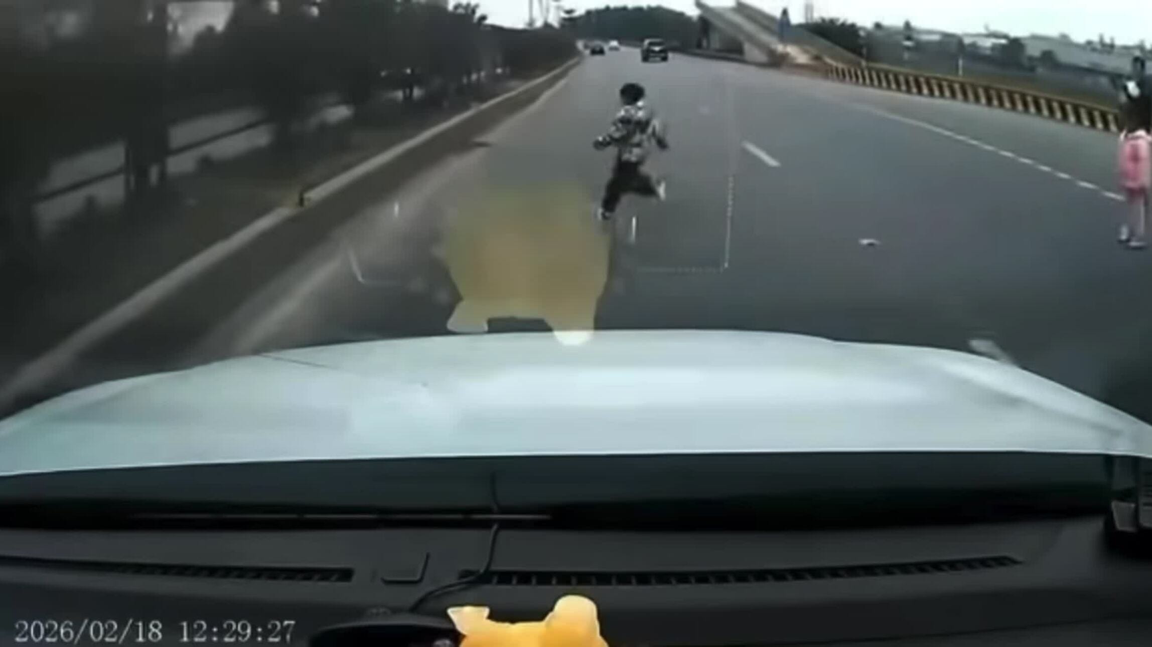 Tài xế giật mình khi trẻ nhỏ lao qua đường không quan sát