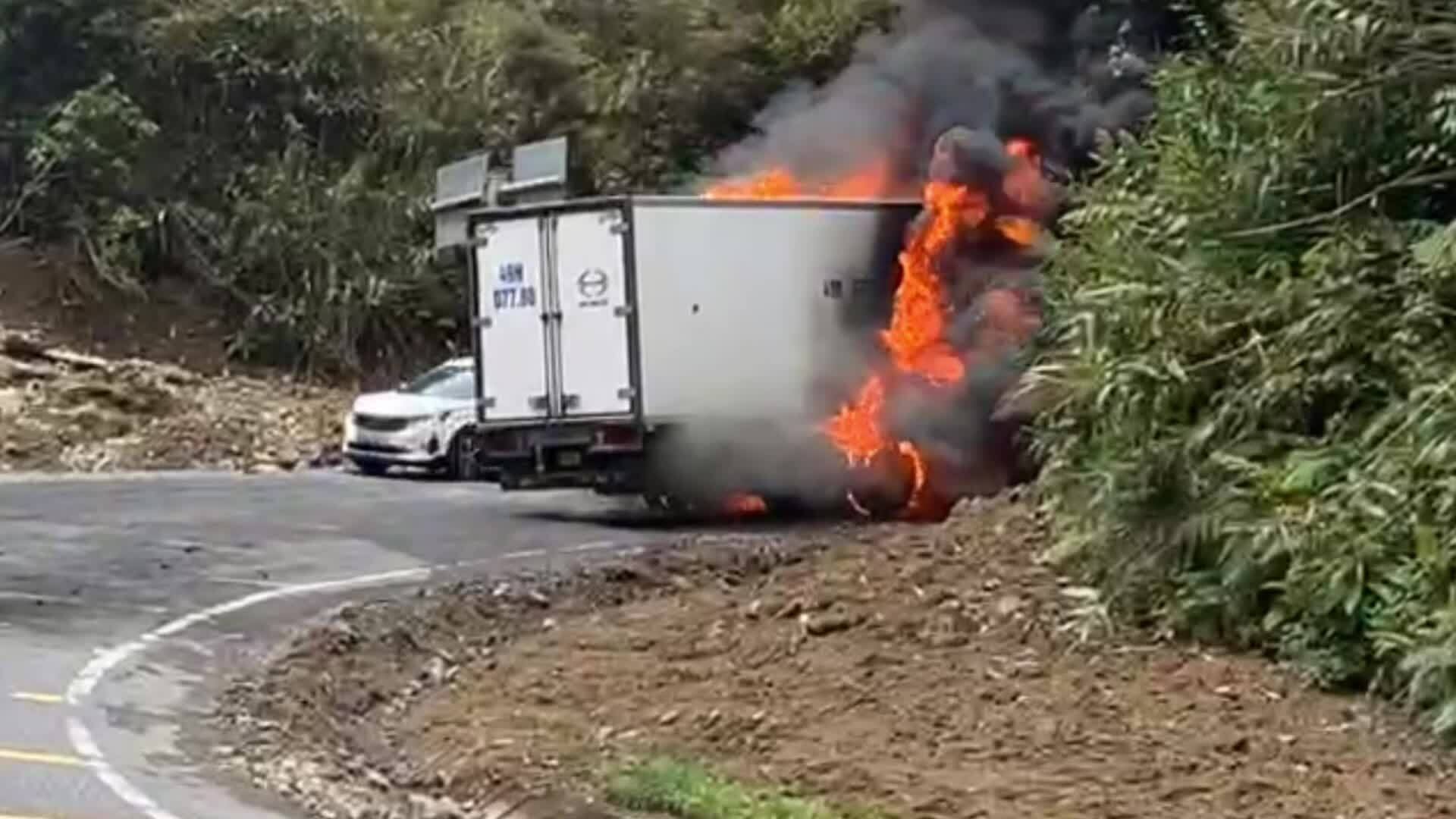 Xe tải cháy ngùn ngụt trên đèo Khánh Lê