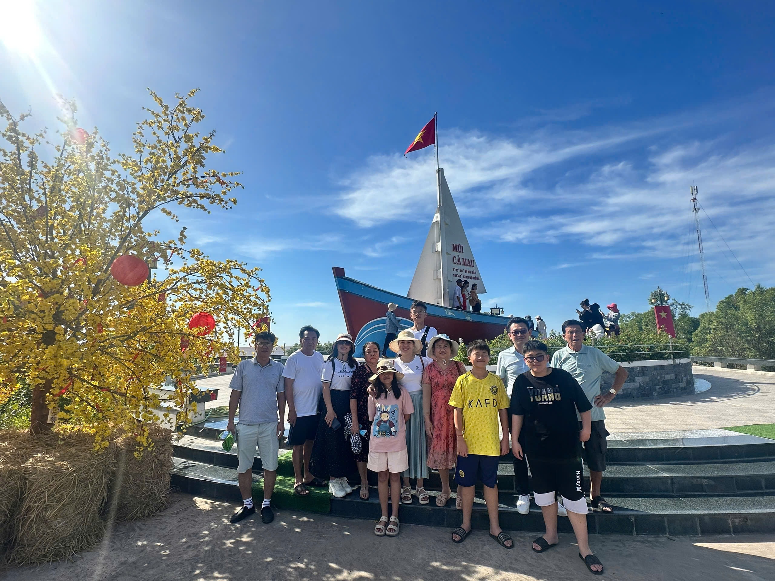 Du lịch miền Tây hút khách dịp Tết - Ảnh 2.