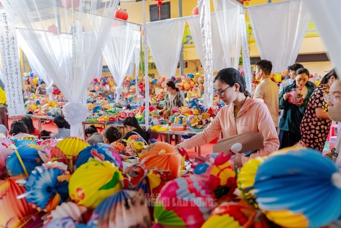 VIDEO: Ngôi chùa đặc biệt làm tết Trung thu cho những hương linh bé bỏng tại TP HCM - Ảnh 7.