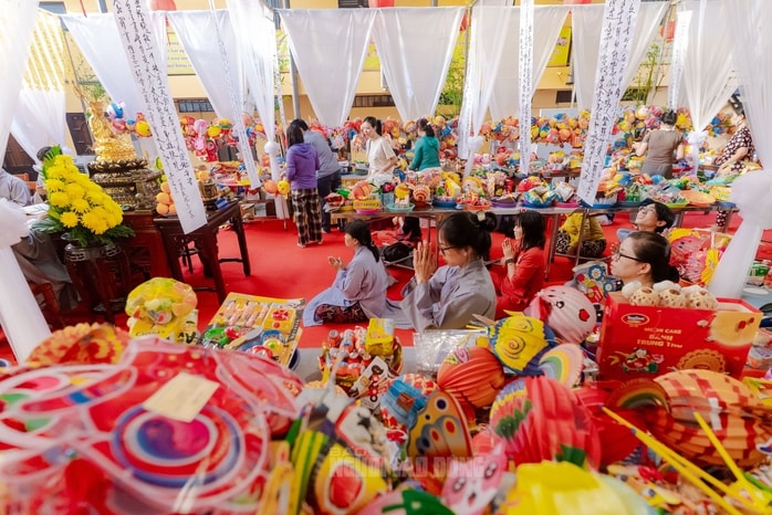 VIDEO: Ngôi chùa đặc biệt làm tết Trung thu cho những hương linh bé bỏng tại TP HCM - Ảnh 17.