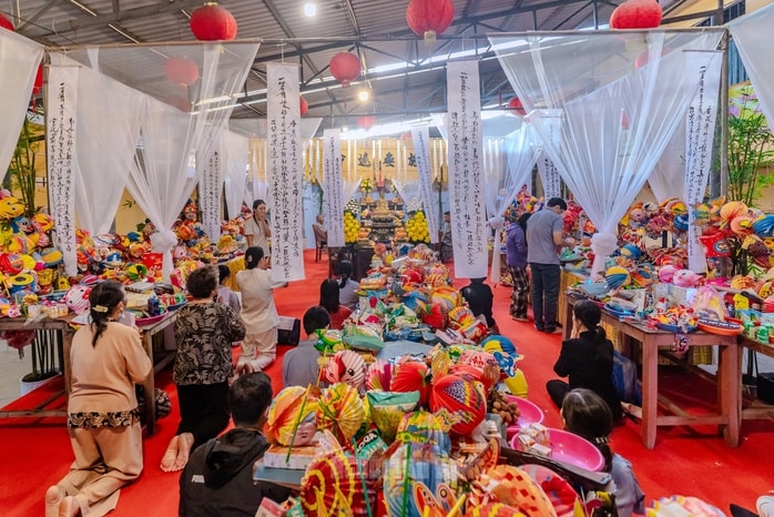 VIDEO: Ngôi chùa đặc biệt làm tết Trung thu cho những hương linh bé bỏng tại TP HCM - Ảnh 19.