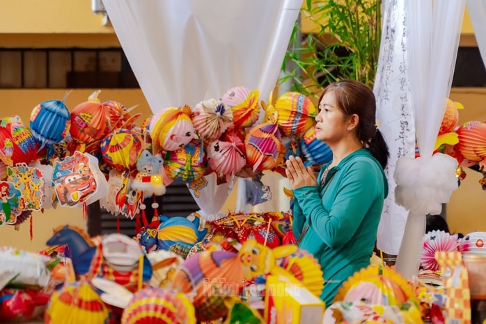 VIDEO: Ngôi chùa đặc biệt làm tết Trung thu cho những hương linh bé bỏng tại TP HCM - Ảnh 26.