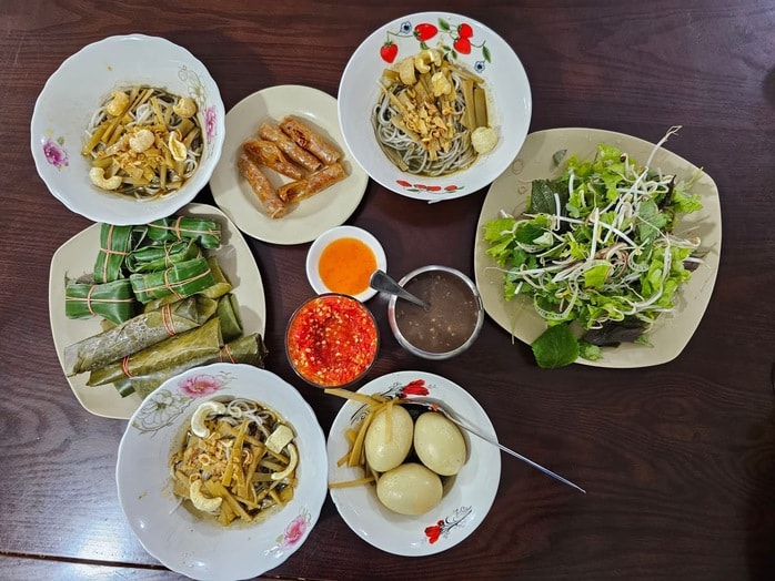 Bún mắm cua thối Gia Lai – hương vị “khó quên” giữa phố núi Pleiku - Ảnh 2.