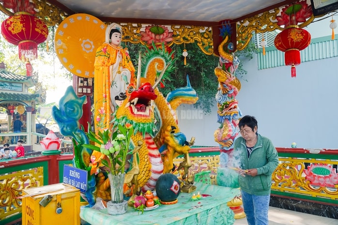 VIDEO: Mạch nước tâm linh tại TPHCM thu hút người dân đến xin nước cầu may những ngày đầu năm - Ảnh 3.