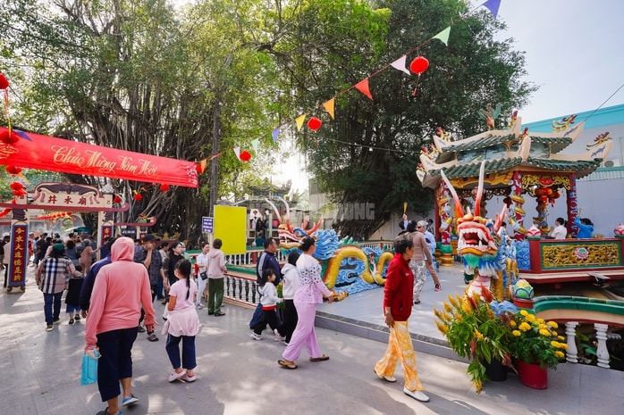 VIDEO: Mạch nước tâm linh tại TPHCM thu hút người dân đến xin nước cầu may những ngày đầu năm - Ảnh 4.