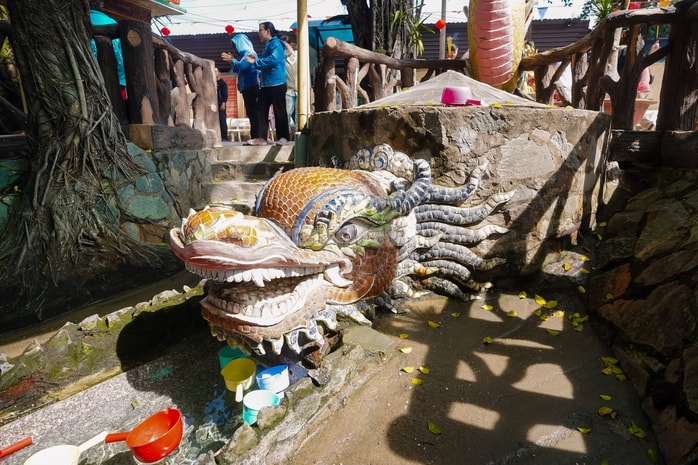 VIDEO: Mạch nước tâm linh tại TPHCM thu hút người dân đến xin nước cầu may những ngày đầu năm - Ảnh 7.