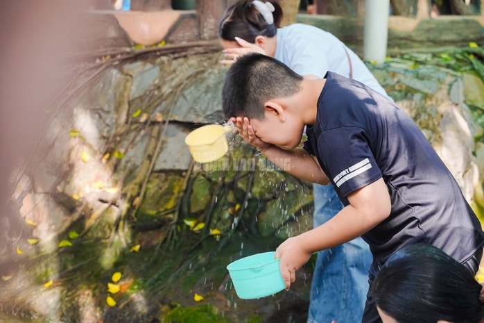 VIDEO: Mạch nước tâm linh tại TPHCM thu hút người dân đến xin nước cầu may những ngày đầu năm - Ảnh 9.