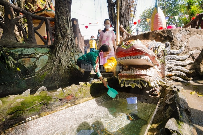 VIDEO: Mạch nước tâm linh tại TPHCM thu hút người dân đến xin nước cầu may những ngày đầu năm - Ảnh 11.