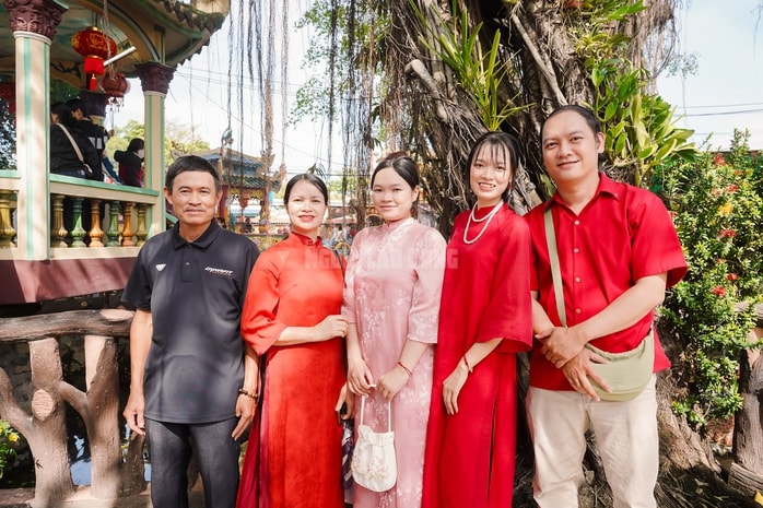 VIDEO: Mạch nước tâm linh tại TPHCM thu hút người dân đến xin nước cầu may những ngày đầu năm - Ảnh 13.