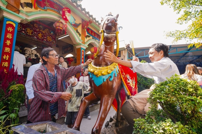 VIDEO: Mạch nước tâm linh tại TPHCM thu hút người dân đến xin nước cầu may những ngày đầu năm - Ảnh 14.