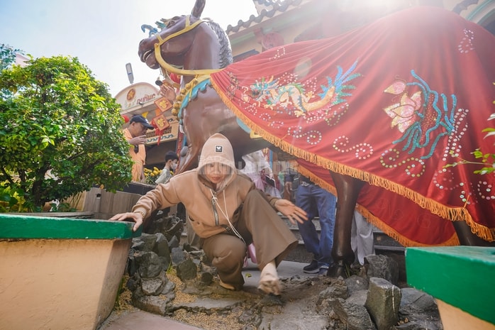 VIDEO: Mạch nước tâm linh tại TPHCM thu hút người dân đến xin nước cầu may những ngày đầu năm - Ảnh 15.