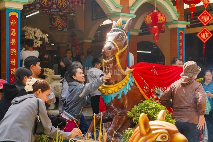 VIDEO: Mạch nước tâm linh tại TPHCM thu hút người dân đến xin nước cầu may những ngày đầu năm - Ảnh 16.