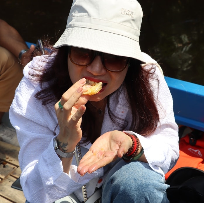 VIDEO: Trải nghiệm ăn ong ngày Tết - Ảnh 9.