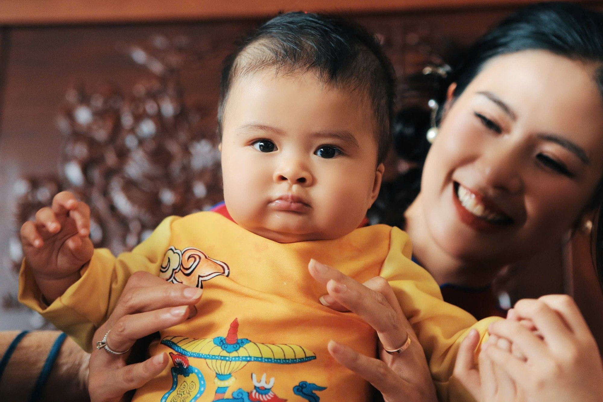 Khoảnh khắc Tết đầu tiên của quý tử 6 tháng tuổi nhà Ngọc Hân- Ảnh 1. Khoảnh khắc Tết đầu tiên của quý tử 6 tháng tuổi nhà Ngọc Hân- Ảnh 1.