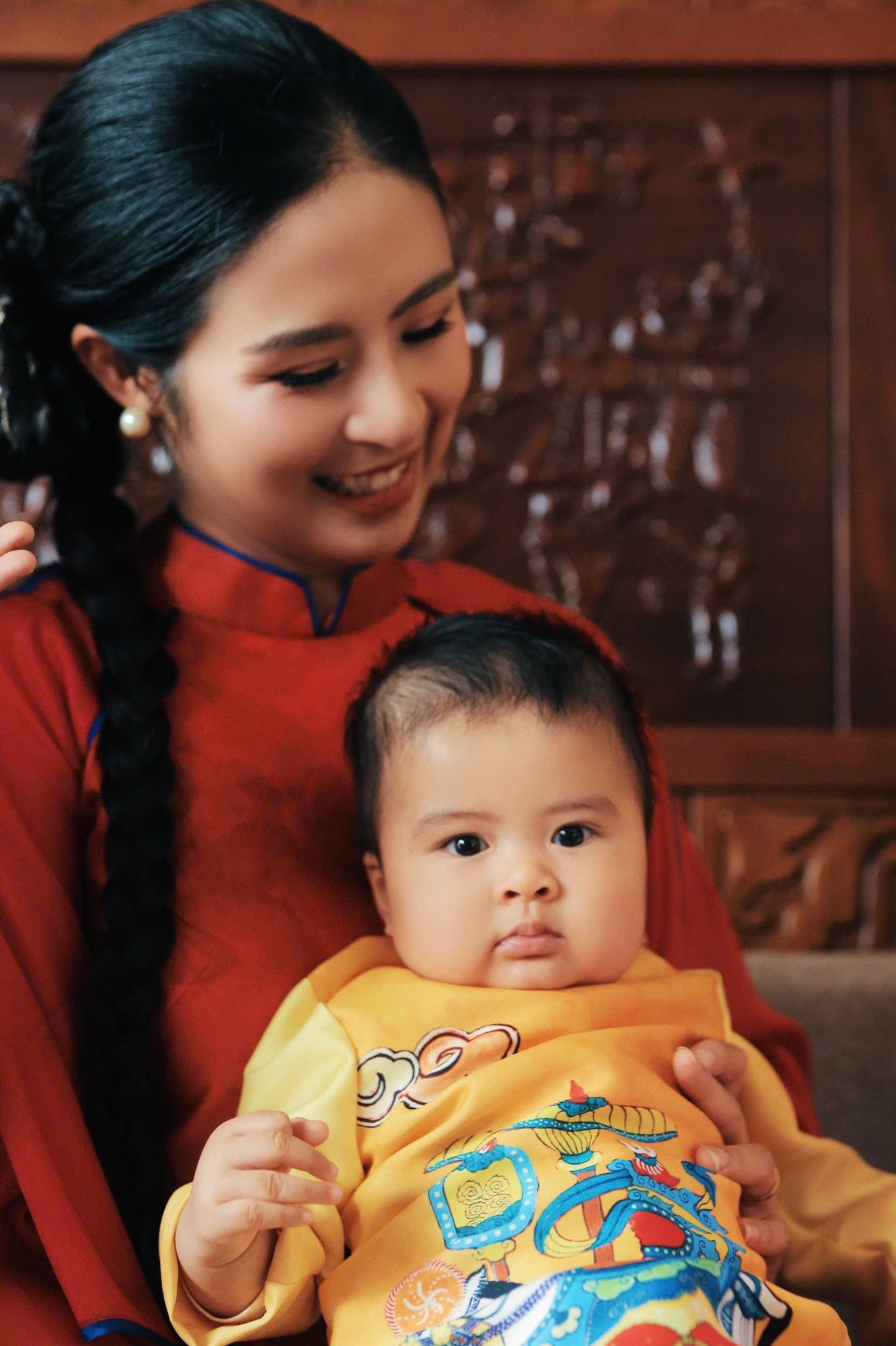 Khoảnh khắc Tết đầu tiên của quý tử 6 tháng tuổi nhà Ngọc Hân- Ảnh 4. Khoảnh khắc Tết đầu tiên của quý tử 6 tháng tuổi nhà Ngọc Hân- Ảnh 4.