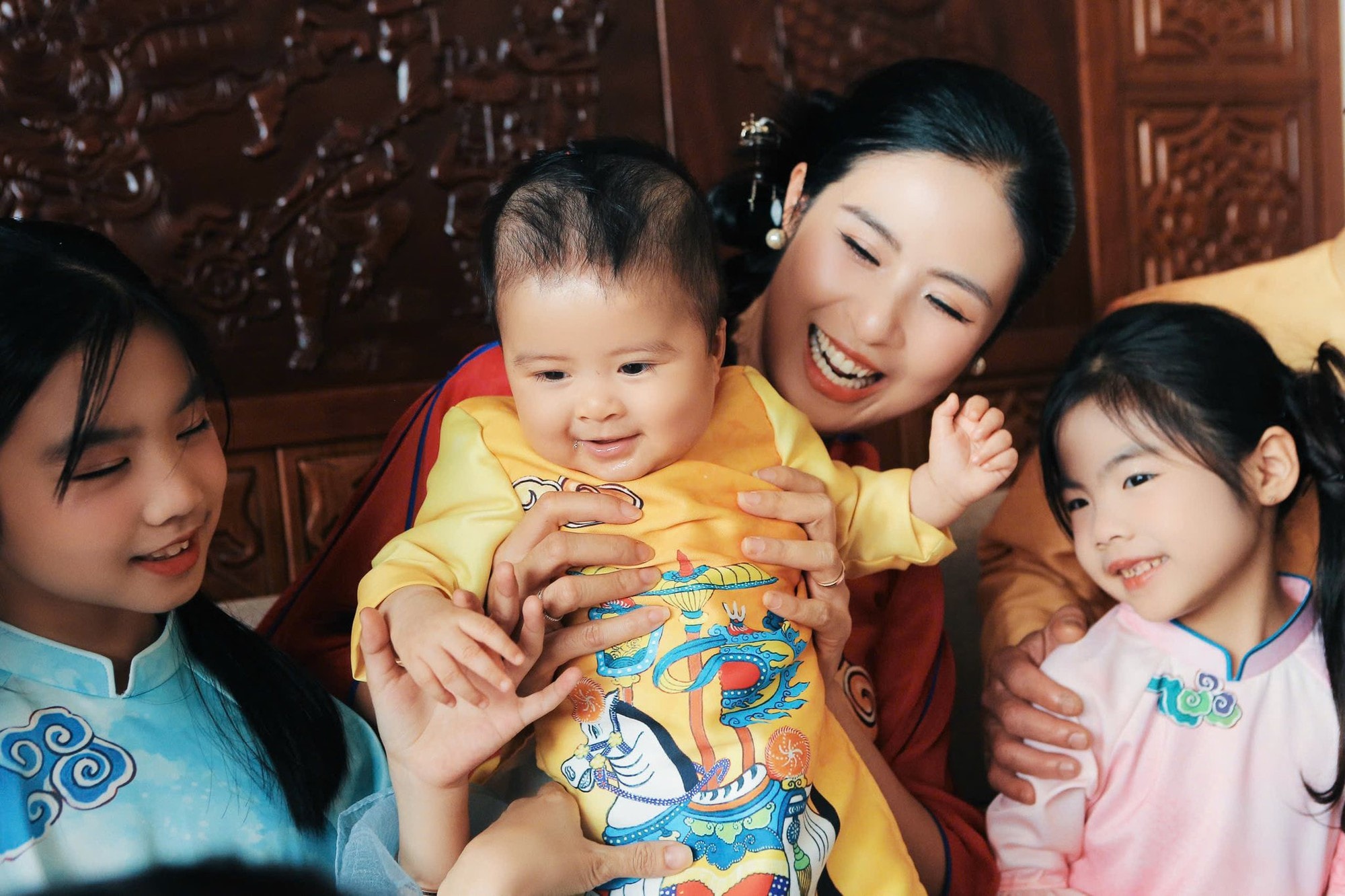 Khoảnh khắc Tết đầu tiên của quý tử 6 tháng tuổi nhà Ngọc Hân- Ảnh 8. Khoảnh khắc Tết đầu tiên của quý tử 6 tháng tuổi nhà Ngọc Hân- Ảnh 8.