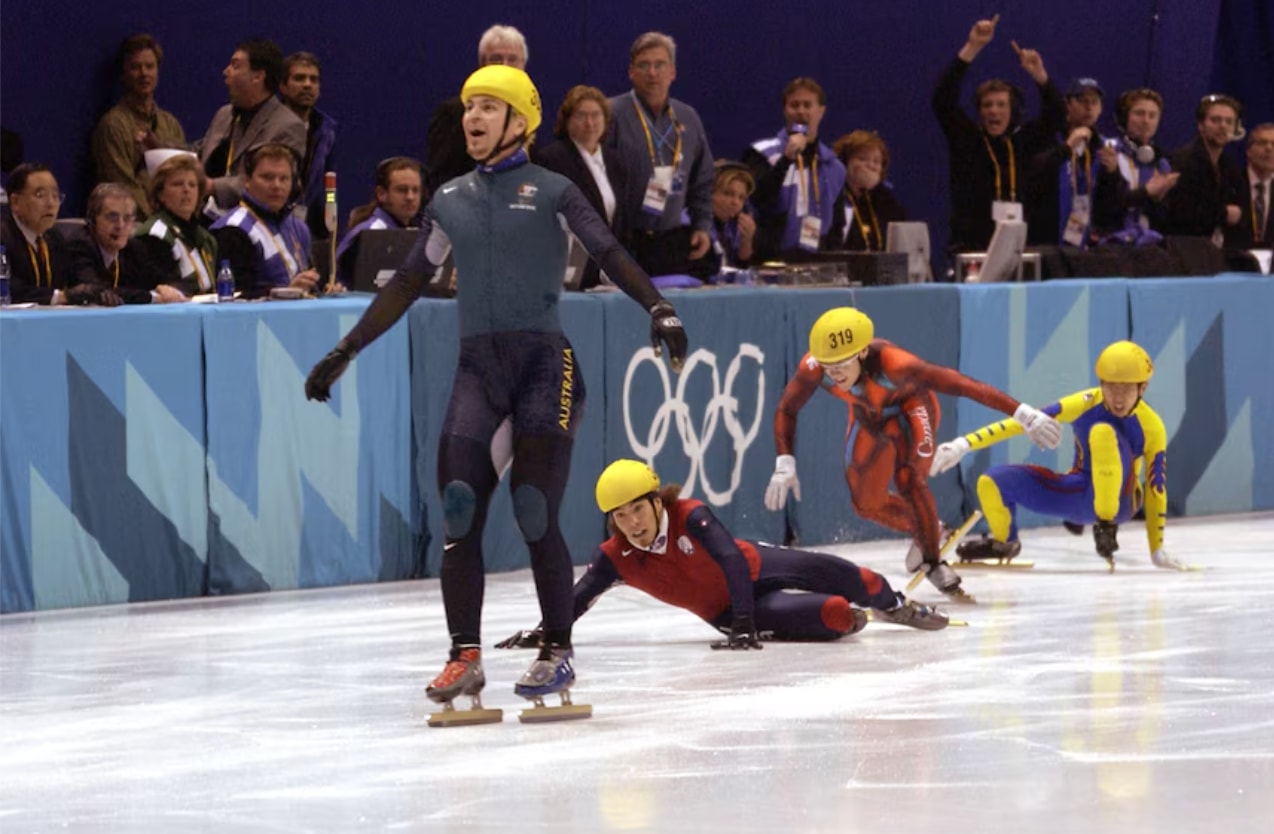 Steven Bradbury không thể tin vào vận may của mình khi chứng kiến cảnh tượng lúc anh rẽ vào khúc cua cuối cùng. (Nguồn: ABC)