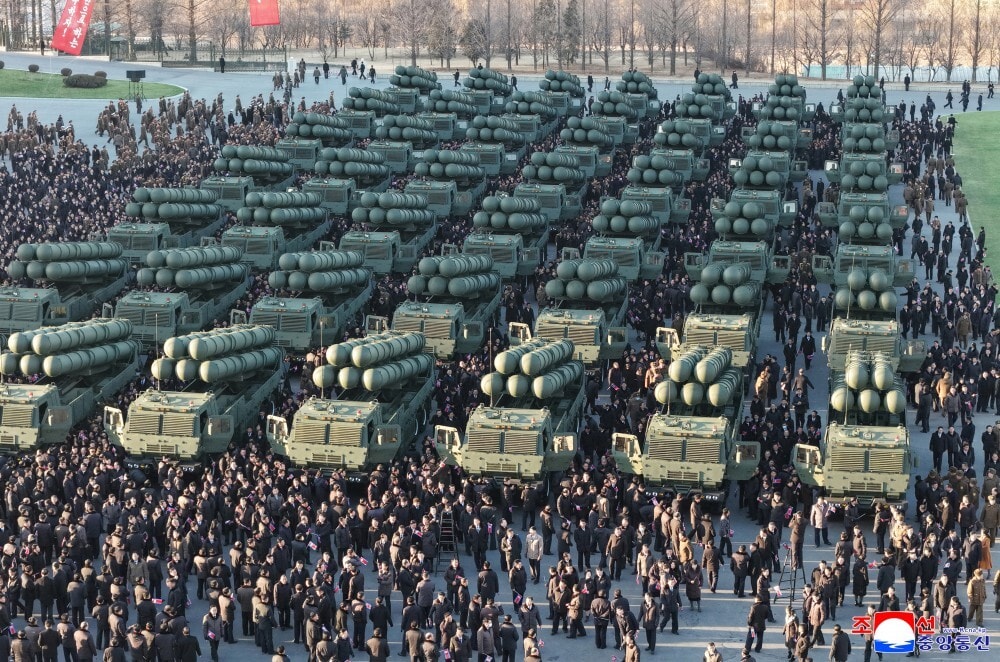 Sau buổi lễ trao tặng, các đại biểu và quan sát viên của Đại hội Đảng đã tham quan hệ thống vũ khí hùng mạnh được giai cấp công nhân ngành công nghiệp quân sự trao tặng cho Đại hội Đảng lần thứ IX.