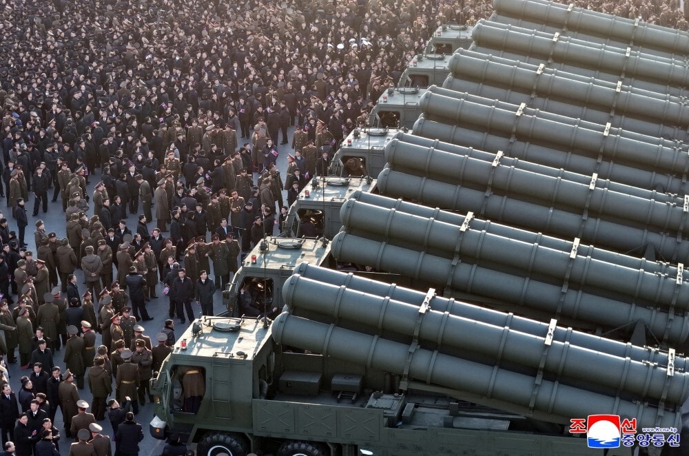 Giới phân tích Hàn Quốc nhận định việc tổ chức lễ bàn giao với sự tham dự trực tiếp của nhà lãnh đạo Triều Tiên cho thấy khả năng hệ thống phóng rocket đa nòng 600mm phiên bản mới sẽ sớm được triển khai trong thực tế.