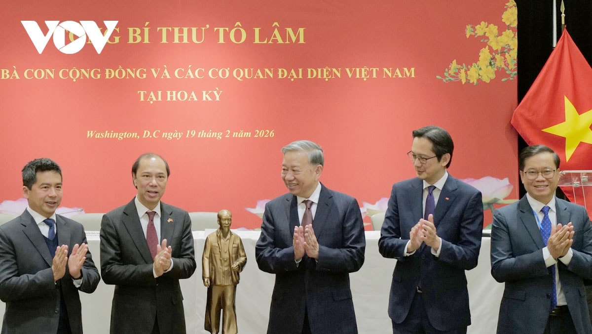 Tổng Bí thư Tô Lâm tặng bức tượng Chủ tịch Hồ Chí Minh cho các cơ quan đại diện Việt Nam tại Hoa Kỳ.