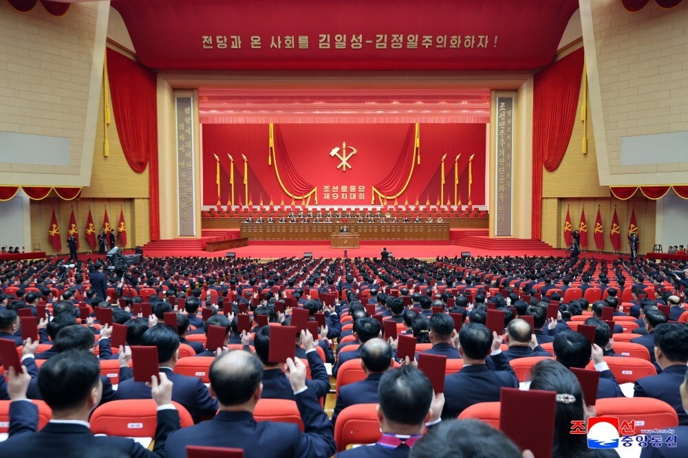 Đại hội thông qua 3 nội dung trong chương trình làm việc, gồm việc xem xét báo cáo công tác của Ban Chấp hành Trung ương, sửa đổi Điều lệ Đảng và bầu Ban Chấp hành Trung ương mới.