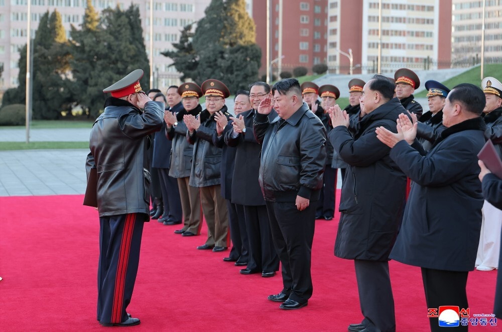 Buổi lễ bàn giao có sự tham dự của nhà lãnh đạo Triều Tiên Kim Jong-un cùng các đại biểu tham dự Đại hội lần thứ IX của Đảng Lao động Triều Tiên, các cán bộ và nhà khoa học từ tổ hợp công nghiệp quốc phòng, thành viên giai cấp công nhân.