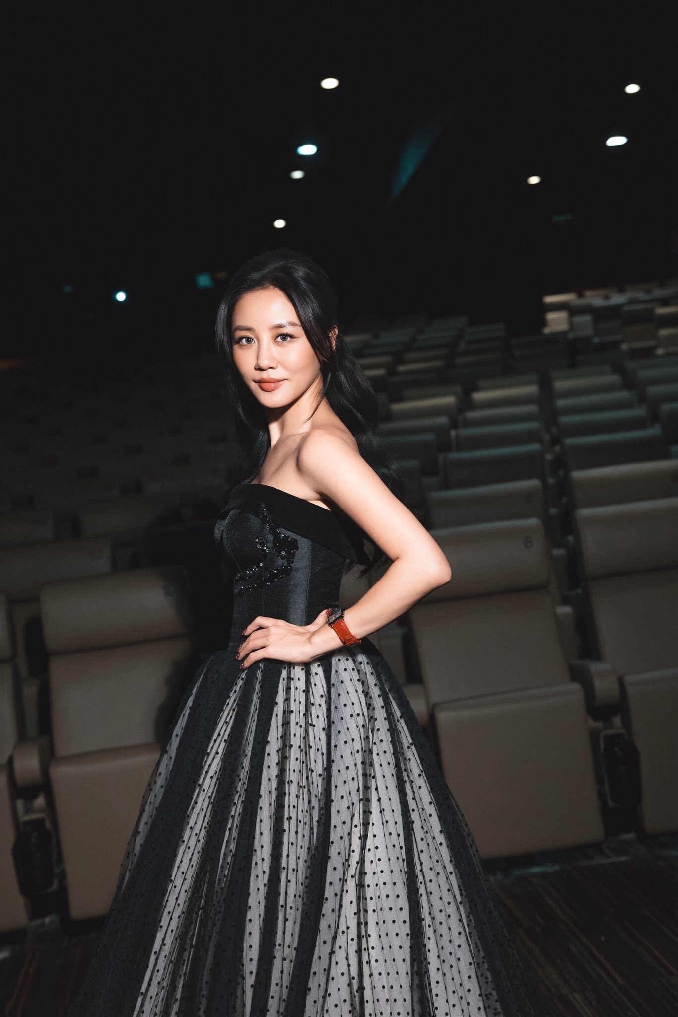 Đây cũng được xem là bước thử sức đáng chú ý của giọng ca gắn bó với âm nhạc suốt 15 năm qua. Chia sẻ về quyết định lấn sân diễn xuất, Văn Mai Hương cho biết cô nghiêm túc với vai trò mới: “Tôi đã làm nhạc suốt 15 năm, hiện tại bước sang năm thứ 16 và mong muốn được thử thách bản thân ở một vai trò mới”.