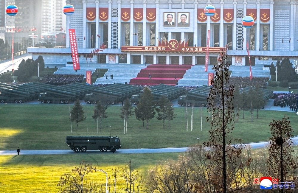 Đồng thời, nhà lãnh đạo Triều Tiên bày tỏ niềm tin tưởng vững chắc đối với đội nghiên cứu quốc phòng và giai cấp công nhân trong tổ hợp công nghiệp quốc phòng sẽ đạt được những kết quả xuất sắc và hoàn thành các nhiệm vụ quan trọng.