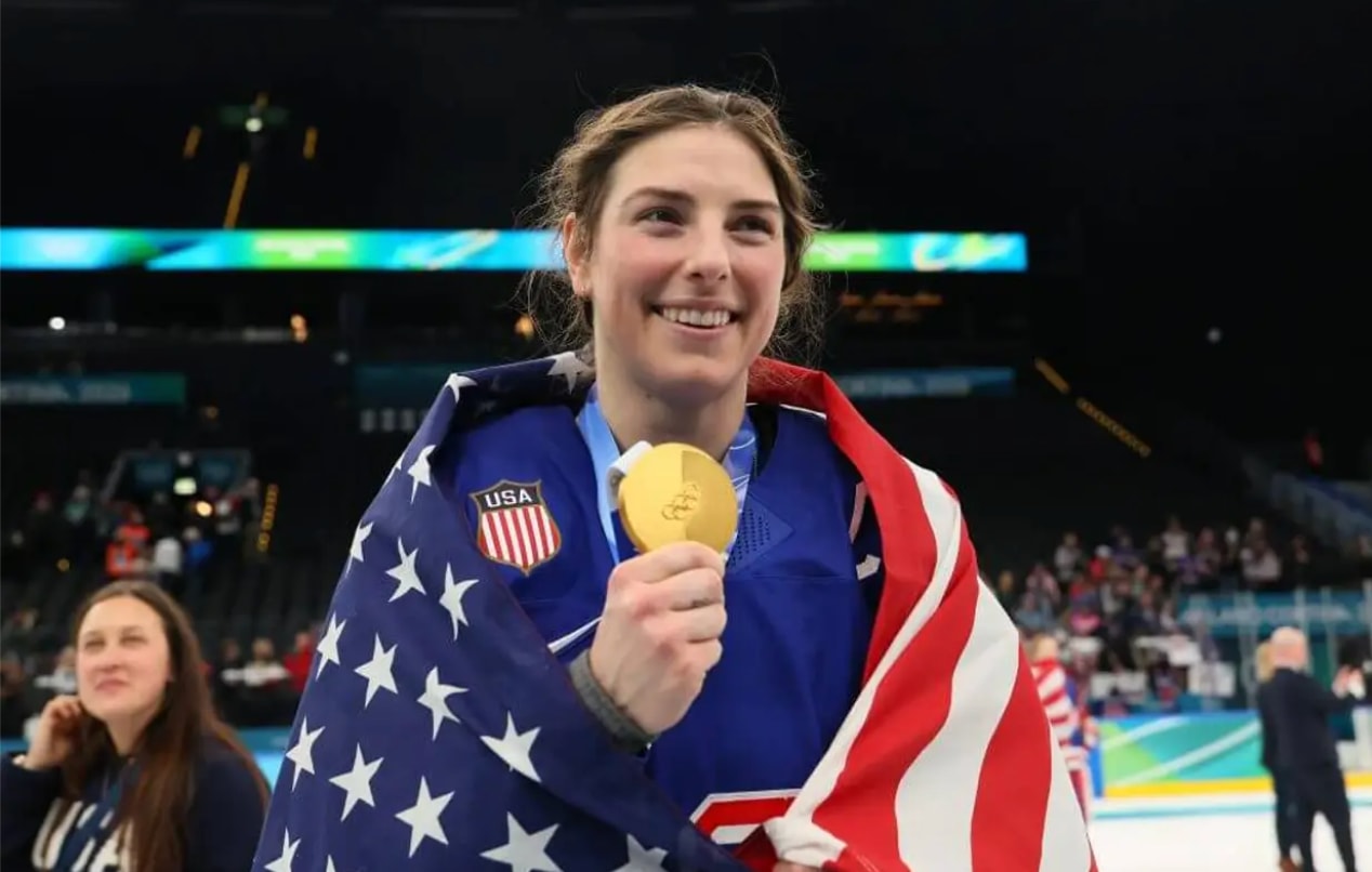 Hilary Knight giành huy chương vàng môn khúc côn cầu trên băng tại Thế vận hội Mùa đông 2026. (Nguồn: New York Times)