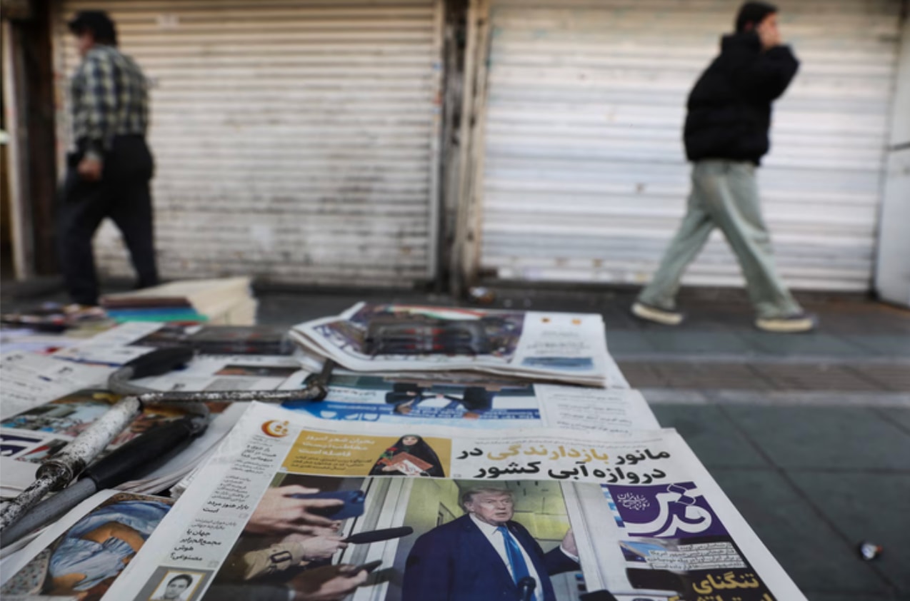 Một tờ báo Iran với trang bìa hình Tổng thống Mỹ Donald Trump ngày 19/2. (Ảnh: Reuters)